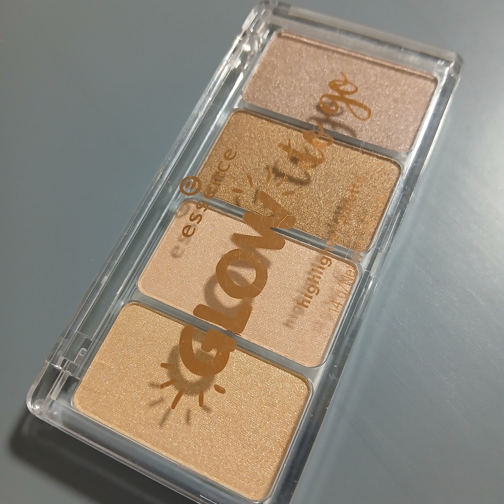 🎀 3 For $15 Or 5 For $25  Essence Glow To Go Highlighter Palette